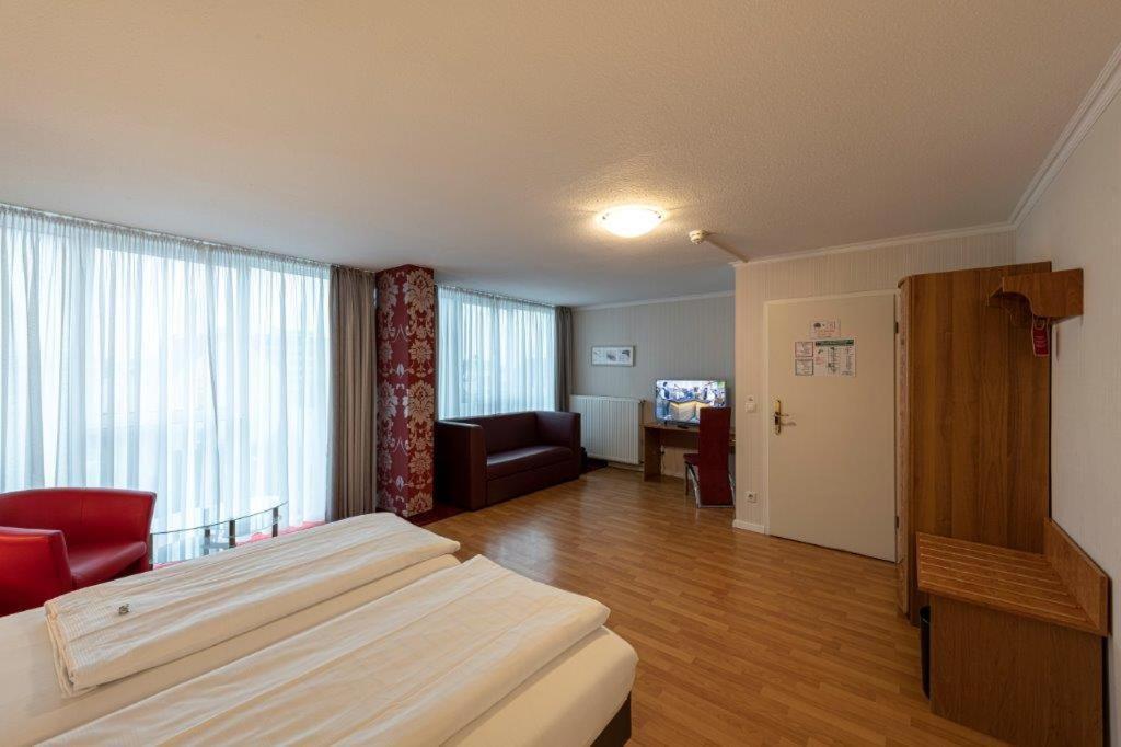 Panorama Hotel In Neustadt an der Weinstraße Buitenkant foto