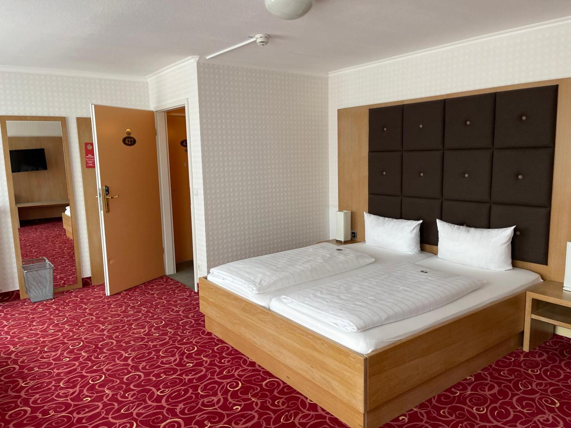 Panorama Hotel In Neustadt an der Weinstraße Buitenkant foto
